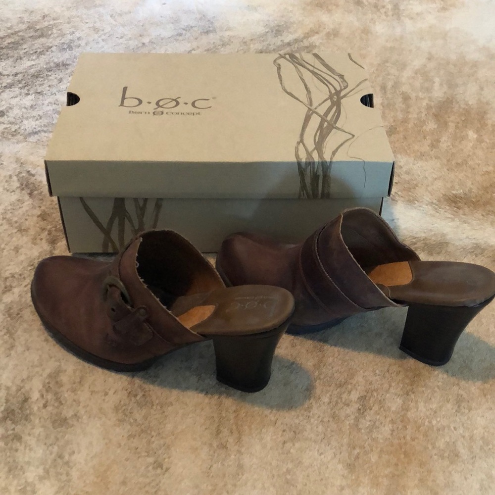 Born Boc Neal’s tan peanut clogs, size 8.